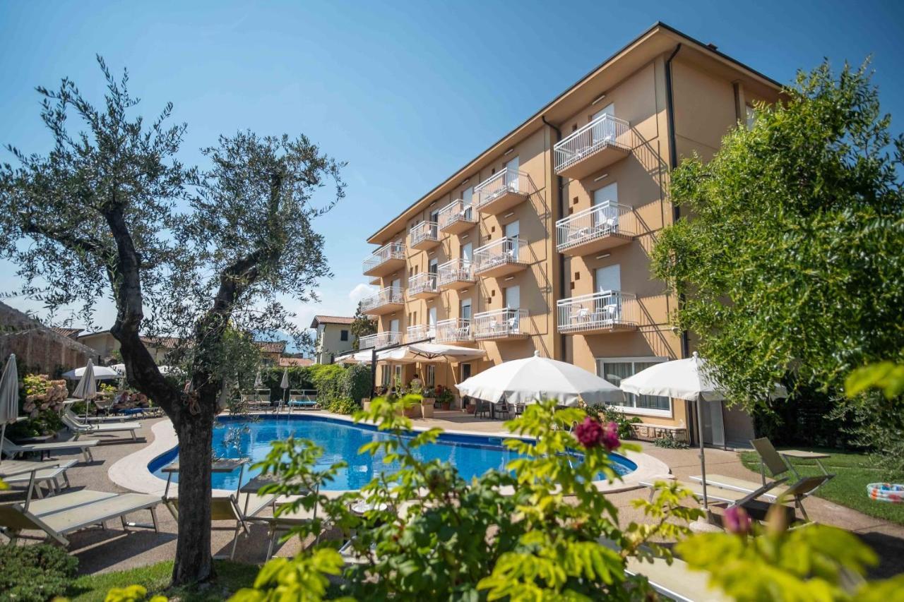 Hotel Romeo Тори дел Бенако Екстериор снимка