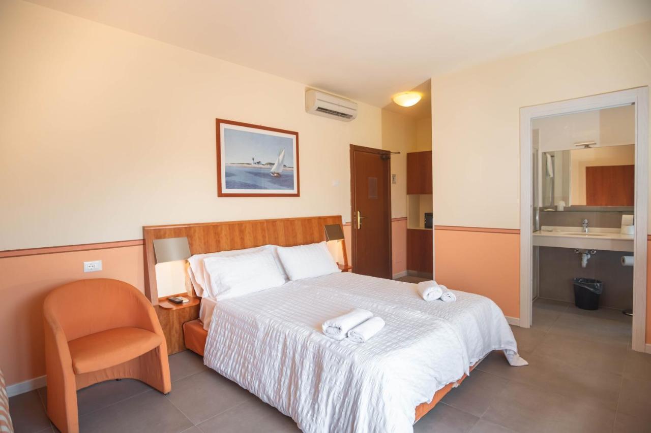Hotel Romeo Тори дел Бенако Екстериор снимка