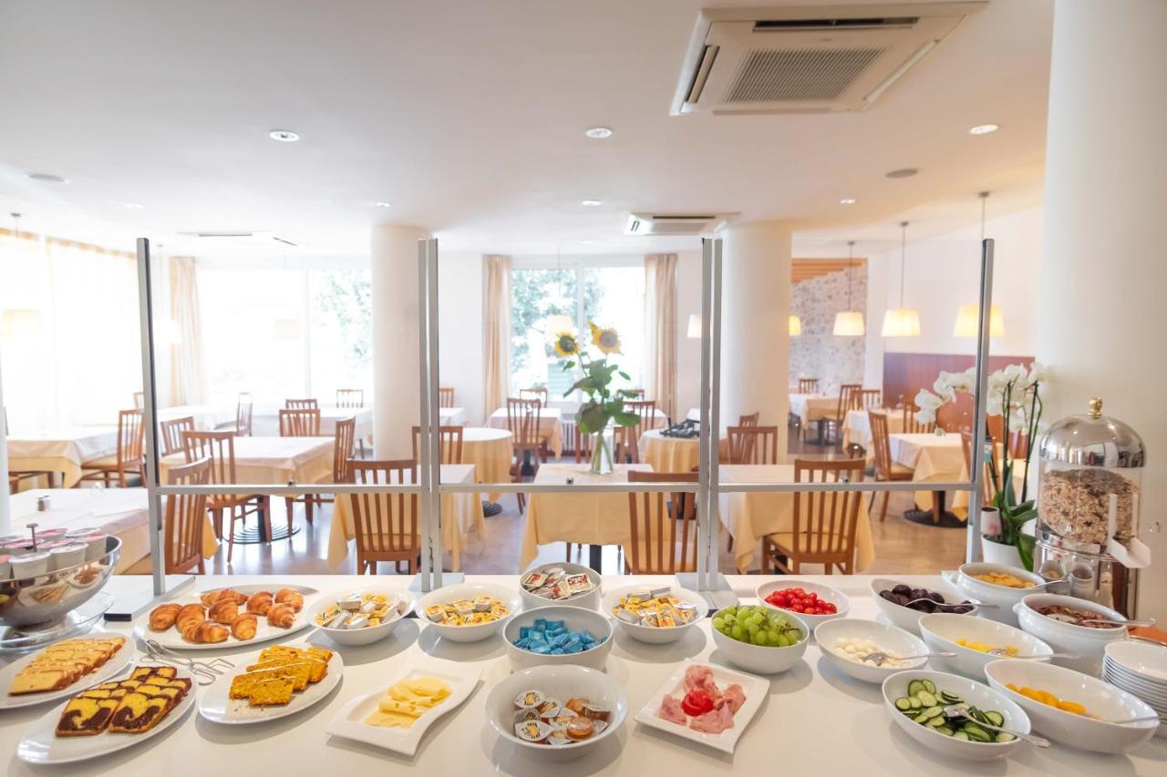 Hotel Romeo Тори дел Бенако Екстериор снимка