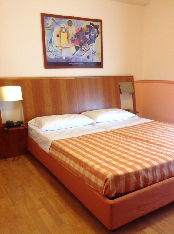Hotel Romeo Тори дел Бенако Стая снимка