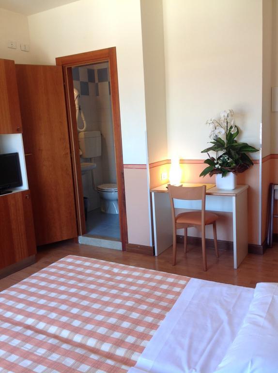 Hotel Romeo Тори дел Бенако Стая снимка