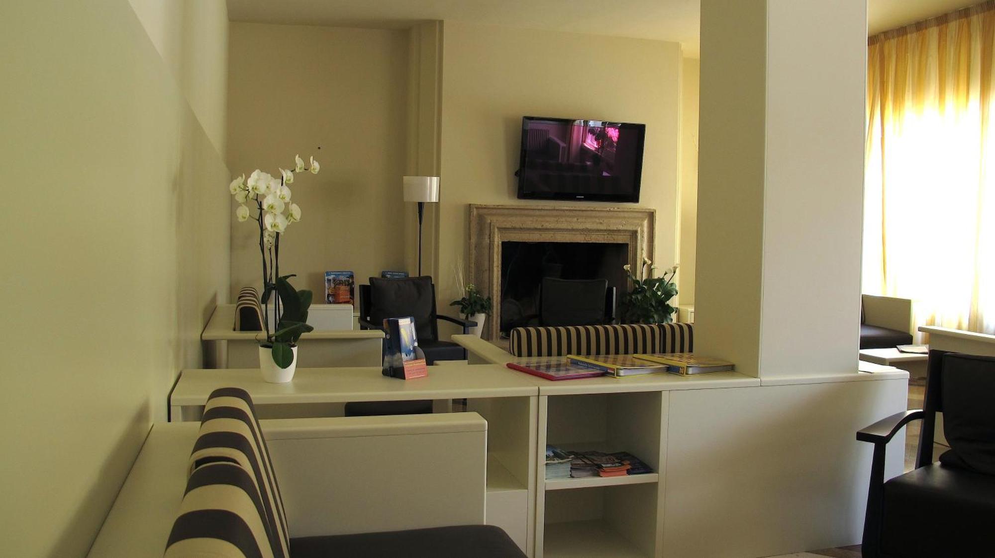 Hotel Romeo Тори дел Бенако Екстериор снимка