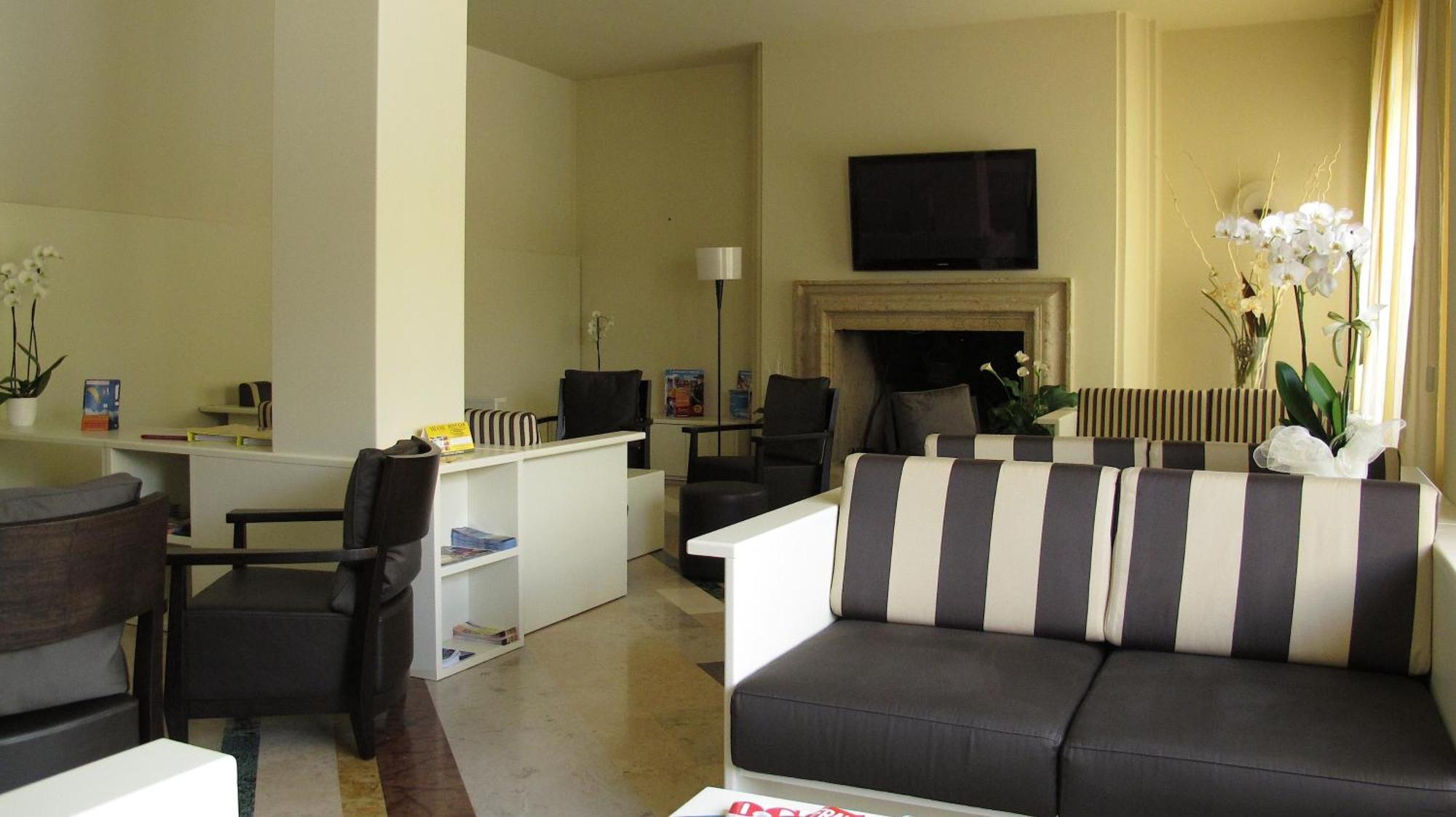Hotel Romeo Тори дел Бенако Екстериор снимка