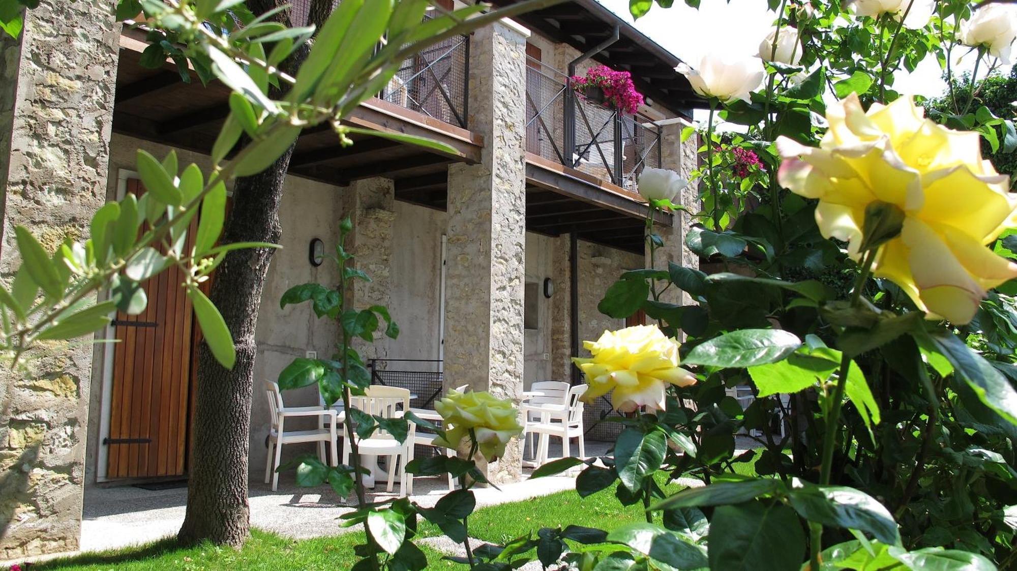 Hotel Romeo Тори дел Бенако Екстериор снимка