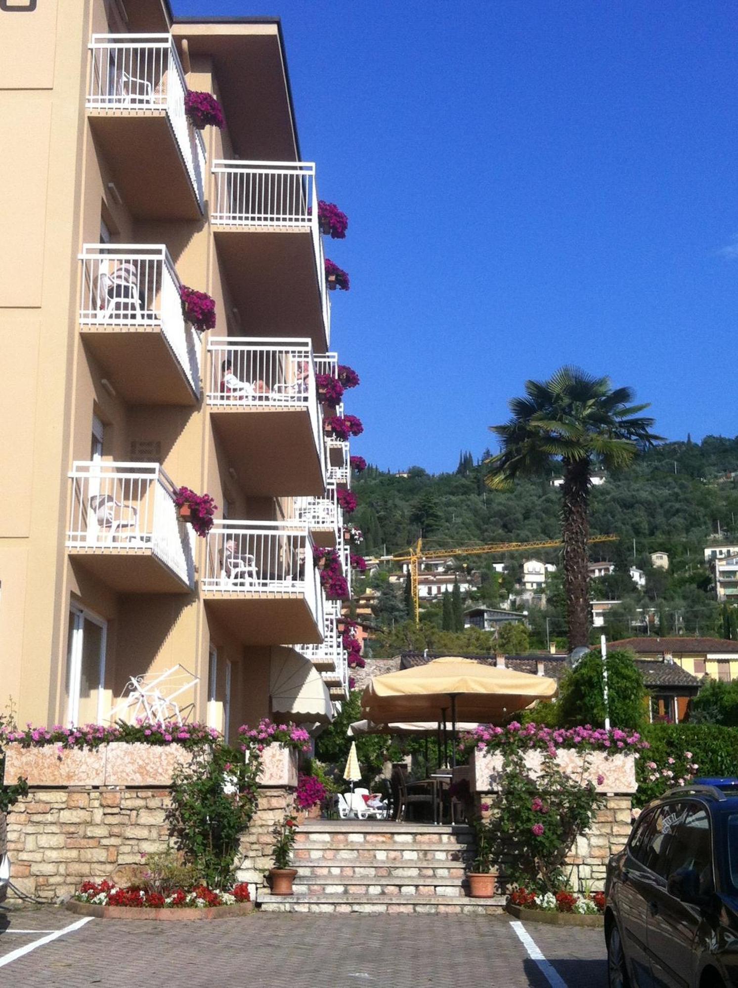 Hotel Romeo Тори дел Бенако Екстериор снимка