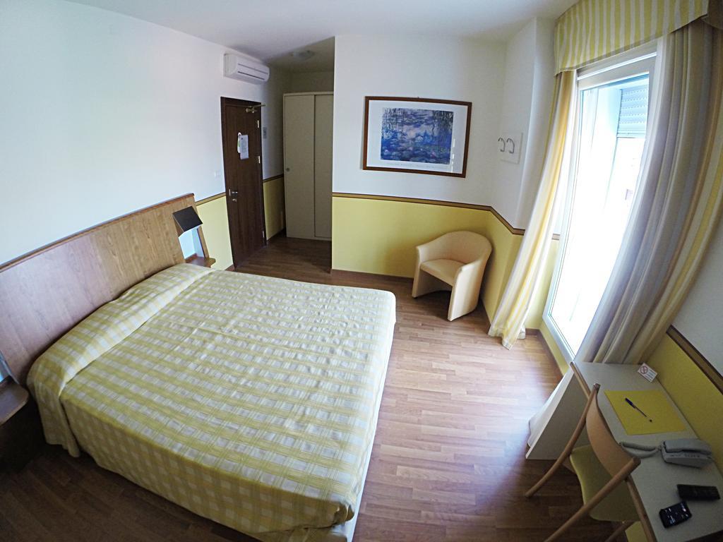 Hotel Romeo Тори дел Бенако Стая снимка
